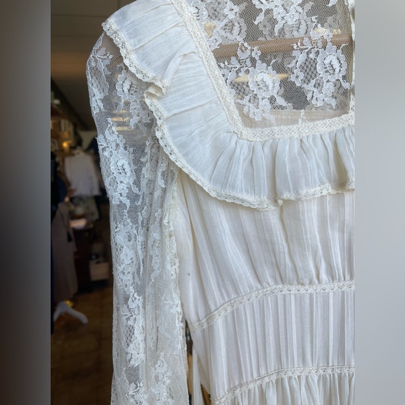 penelope cream dress, looks very much like a gunne saxs style dress - Picture 12 of 12